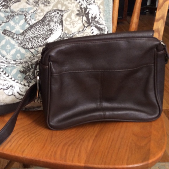 Chic Crossbody Soft Mid-Size Leather Bag - Picture 5 of 8